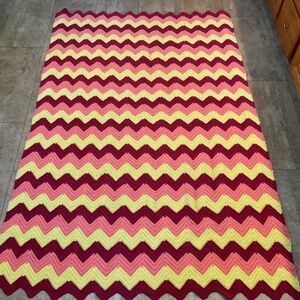 Vtg Crochet AFGHAN BLANKET Chevron Zig Zag Stripe Peach Maroon Yellow 73x50 READ